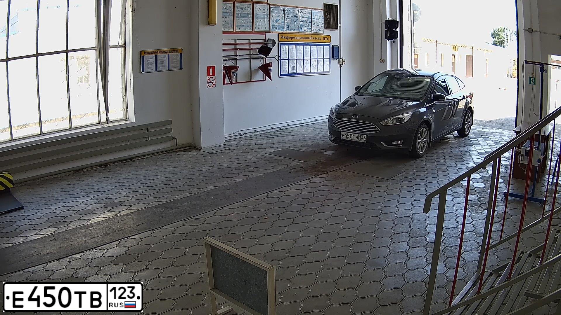 Фото автомобиля FORD FOCUS, 2017 — госномер Е450ТВ123. Цвет: Серый