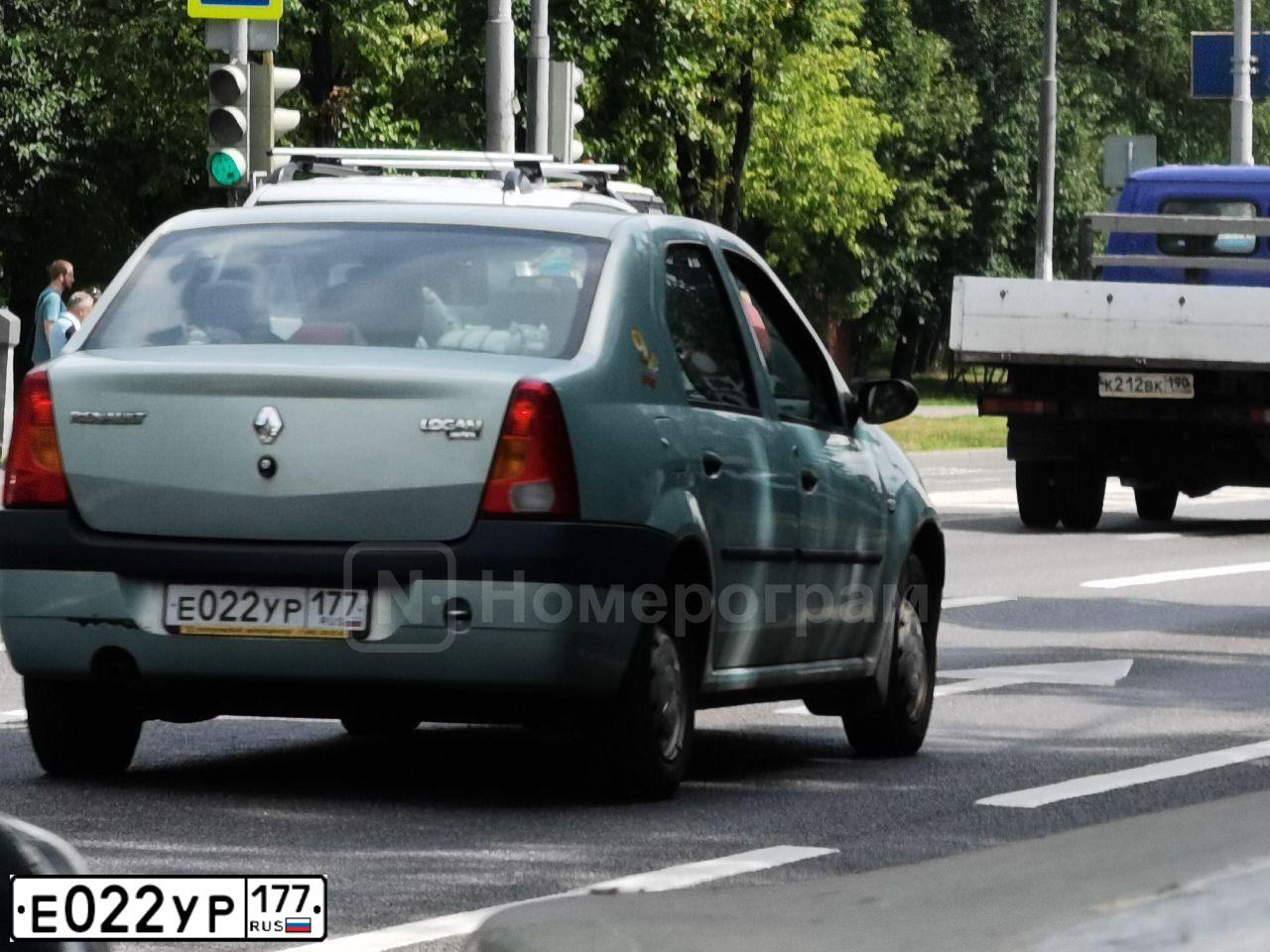 Фото автомобиля RENAULT LOGAN, 2007 — госномер Е022УР177. Цвет: СВЕТЛО-ЗЕЛЕНЫЙ