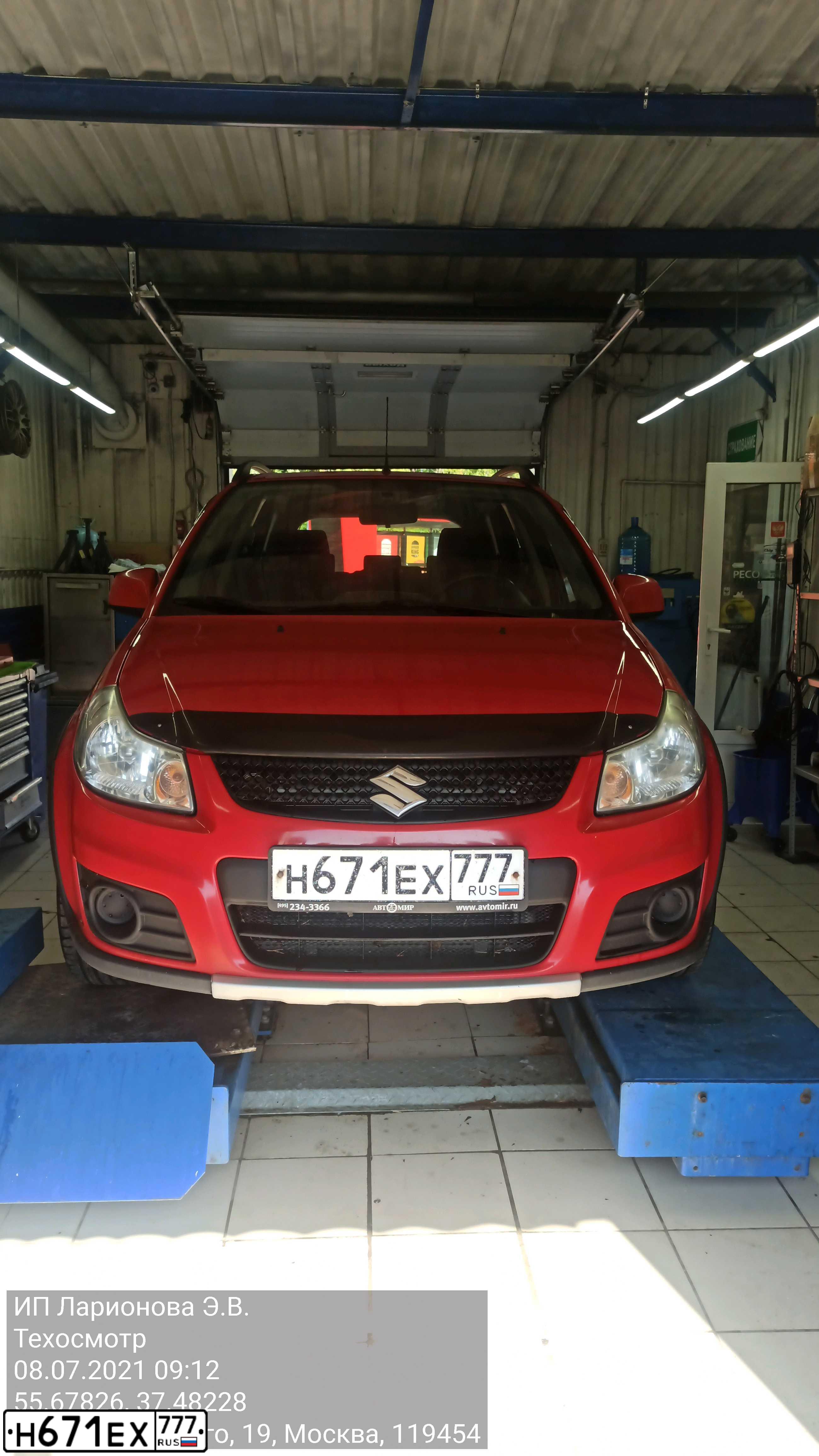 Фото автомобиля SUZUKI SX 4, 2013 — госномер Н671ЕХ777. Цвет: КРАСНЫЙ