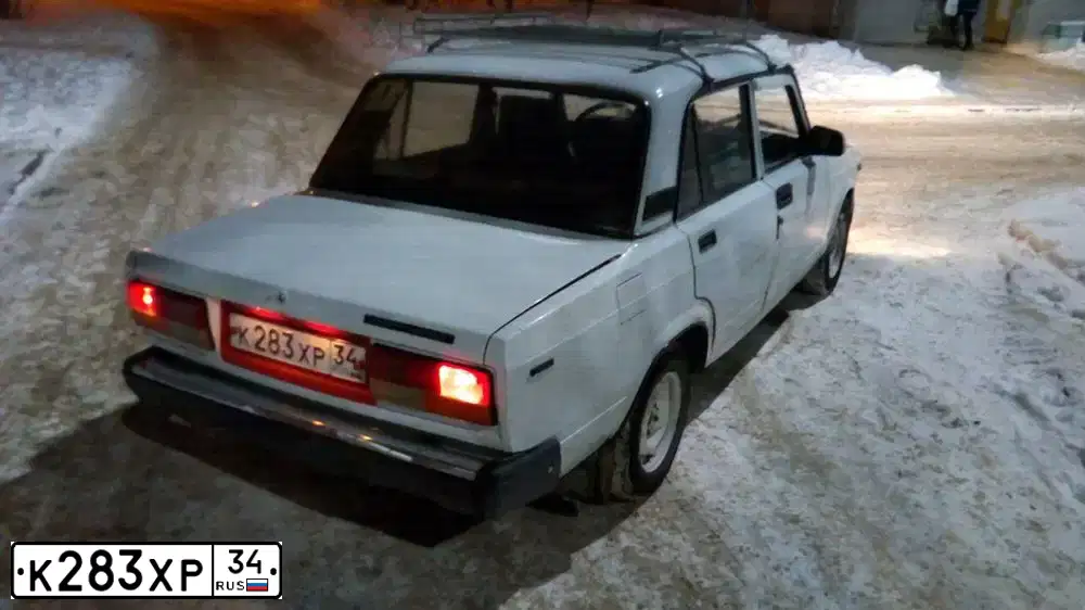 Фото автомобиля LADA 2107, 1999 — госномер К283ХР34. Цвет: ЯРКО БЕЛЫЙ