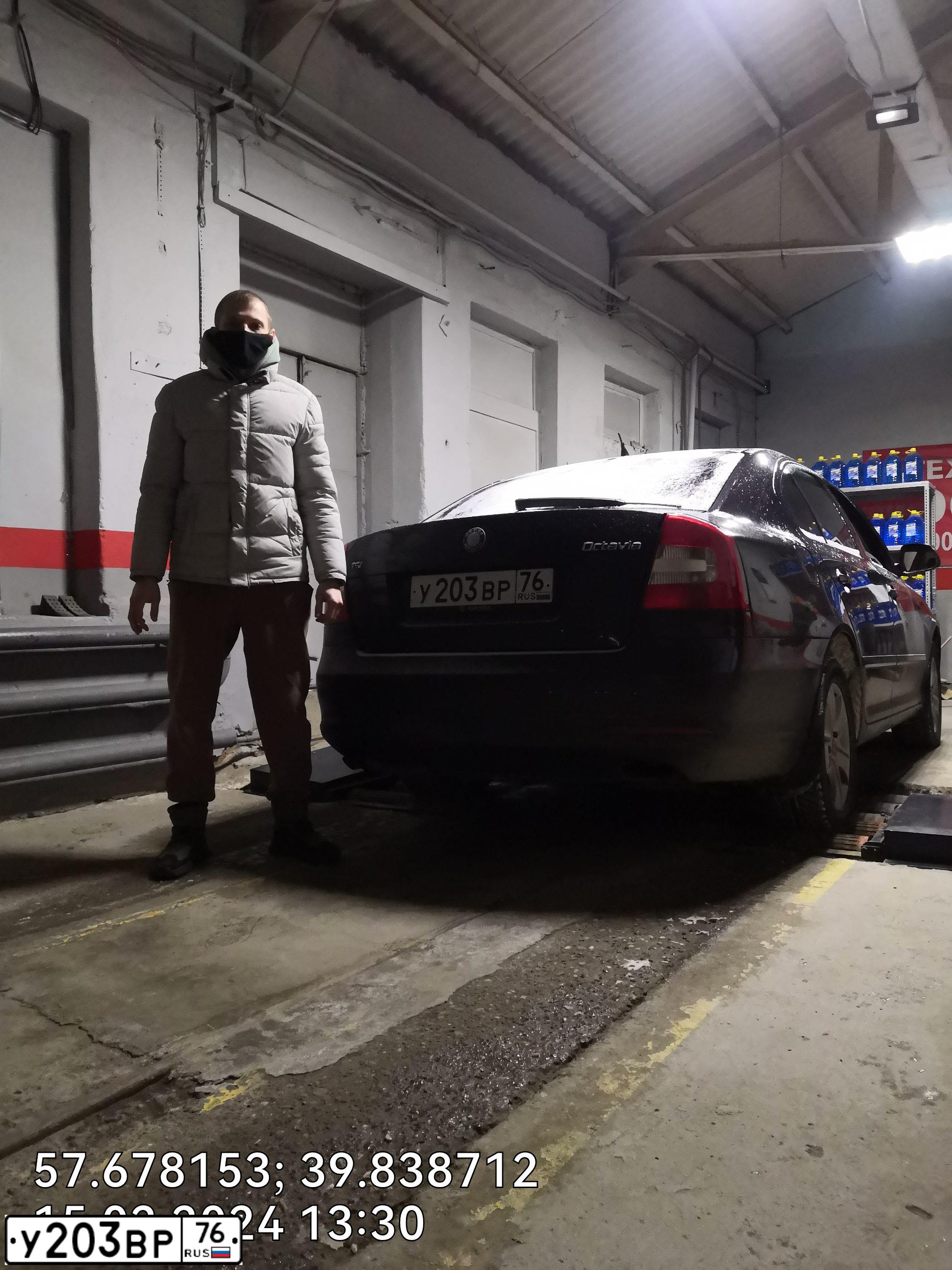 Фото автомобиля SKODA OCTAVIA, 2010 — госномер У203ВР76. Цвет: ЧЕРНЫЙ