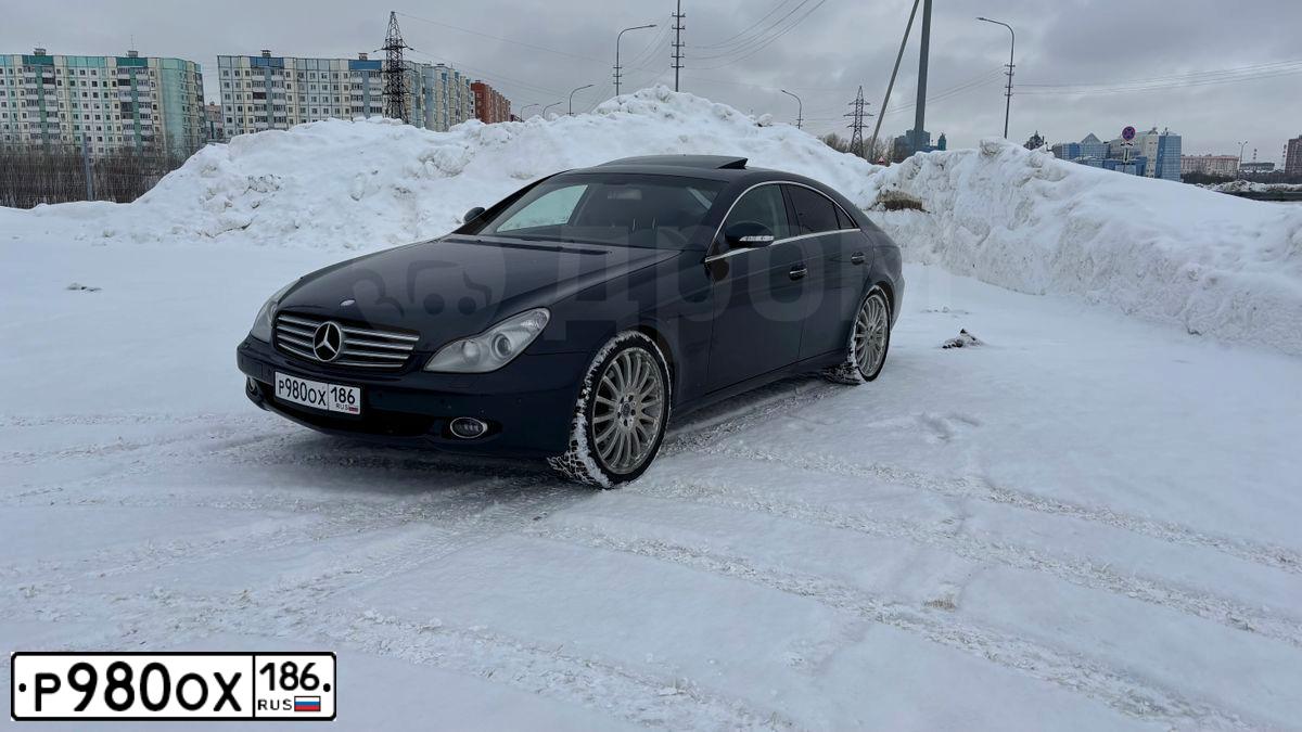 Фото автомобиля MERCEDES CLS-KLASSE, 2005 — госномер А001СА77. Цвет: Темно-синий