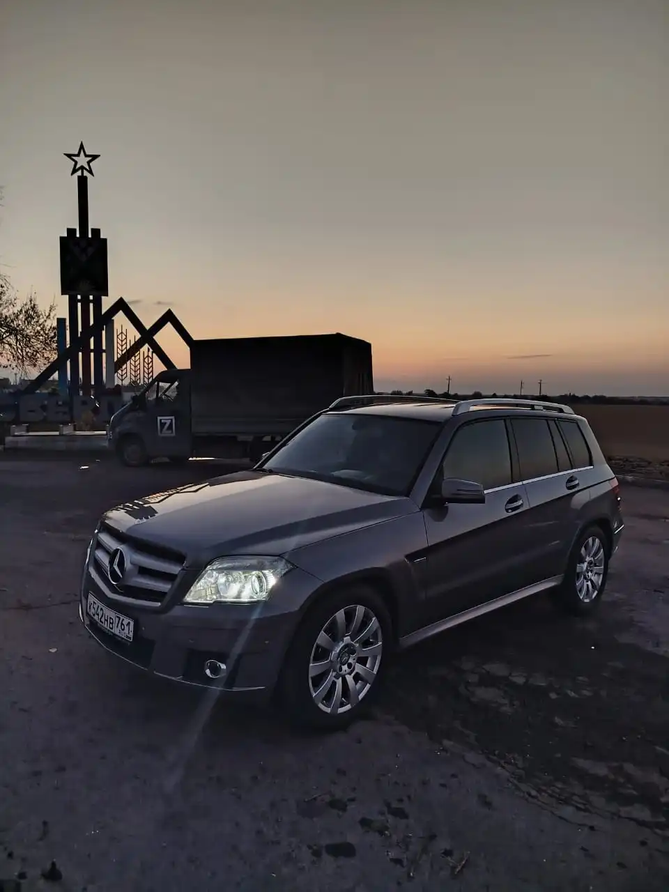 Фото автомобиля MERCEDES GLK-KLASSE, 2011 — госномер О022ОН161. Цвет: СЕРЫЙ