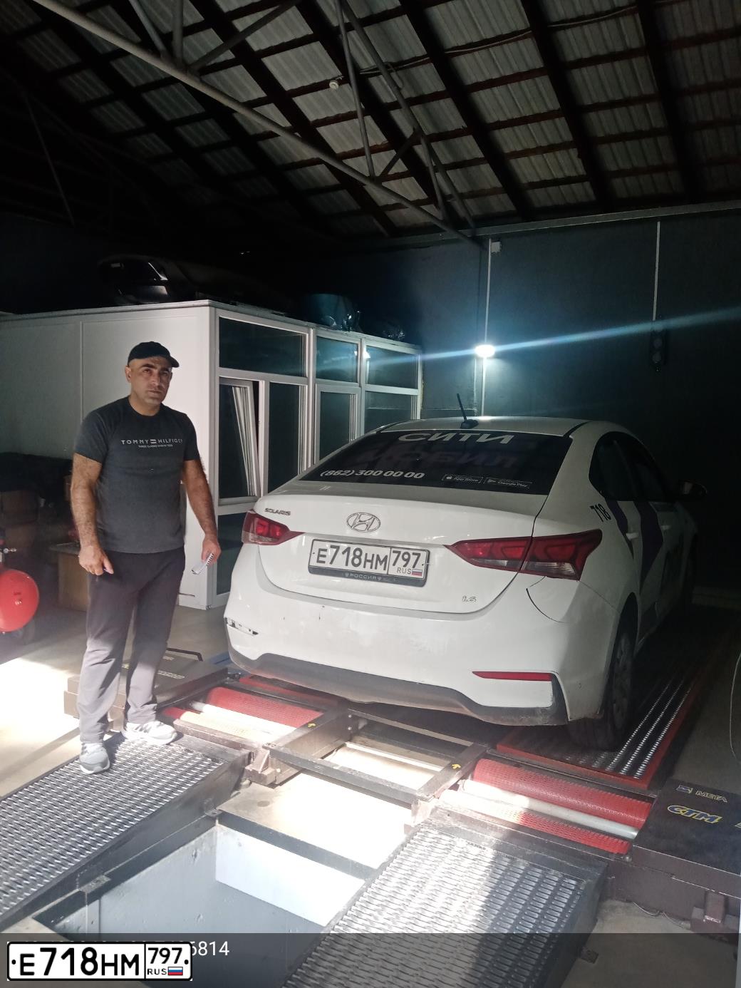 Фото автомобиля HYUNDAI SOLARIS, 2019 — госномер Е718НМ797. Цвет: Белый