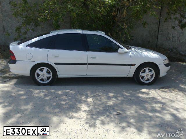 Фото автомобиля OPEL VECTRA, 1998 — госномер М803СО134. Цвет: Белый