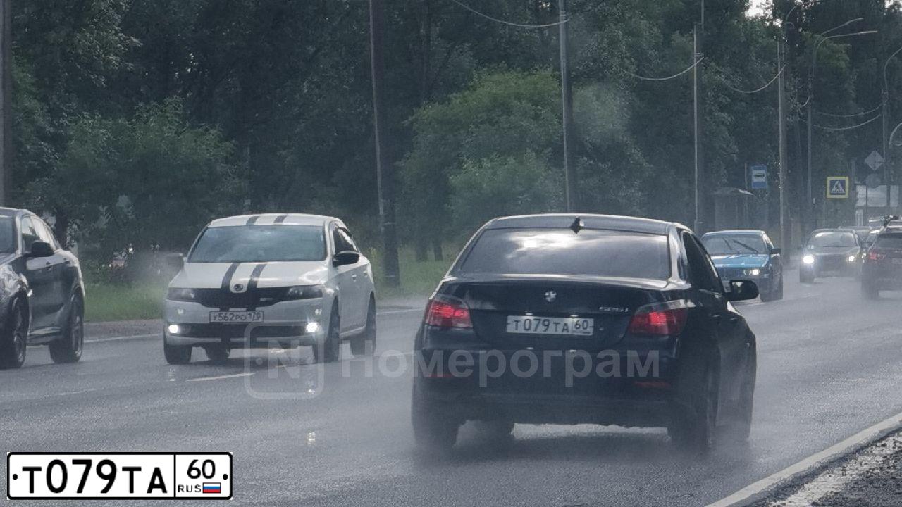 Фото автомобиля BMW SERIE 5, 2005 — госномер Е384КТ147. Цвет: синий