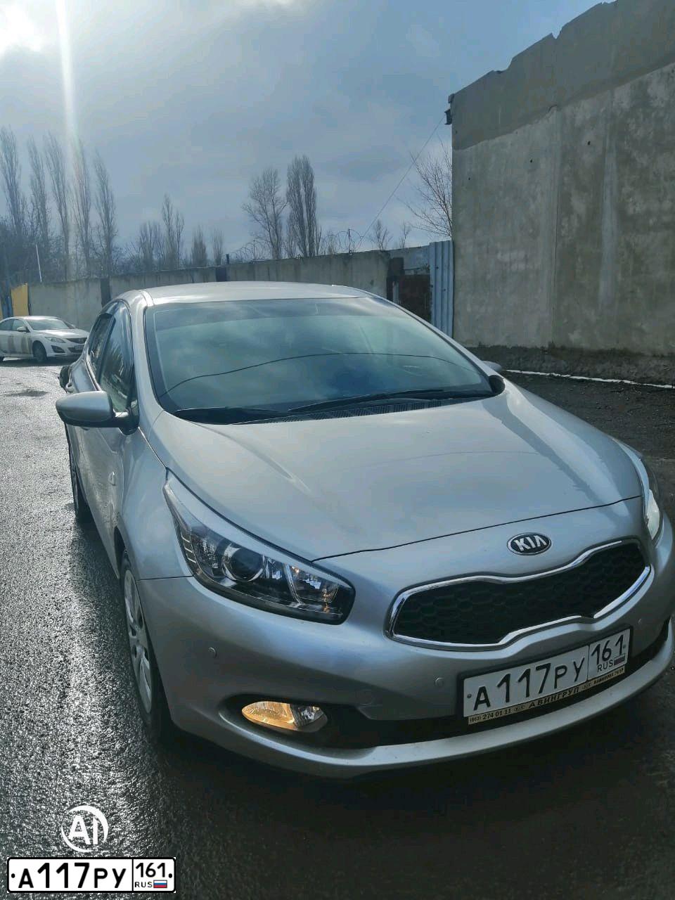 Фото автомобиля KIA CEE'D, 2012 — госномер А117РУ161. Цвет: ПЕРЛАМ.-СЕРЕБРИСТЫЙ