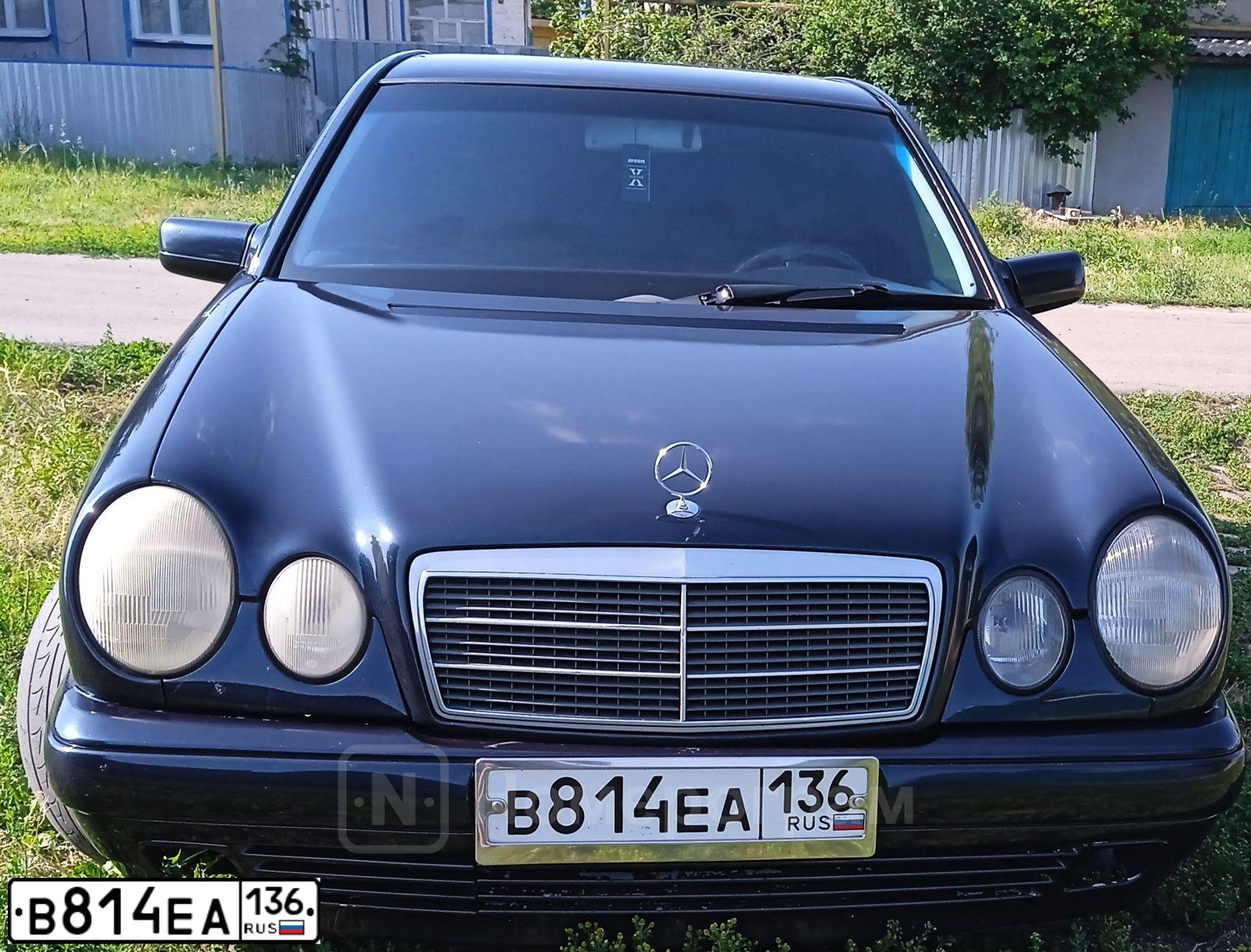 Фото автомобиля MERCEDES E-KLASSE, 1998 — госномер Т158УУ99. Цвет: синий