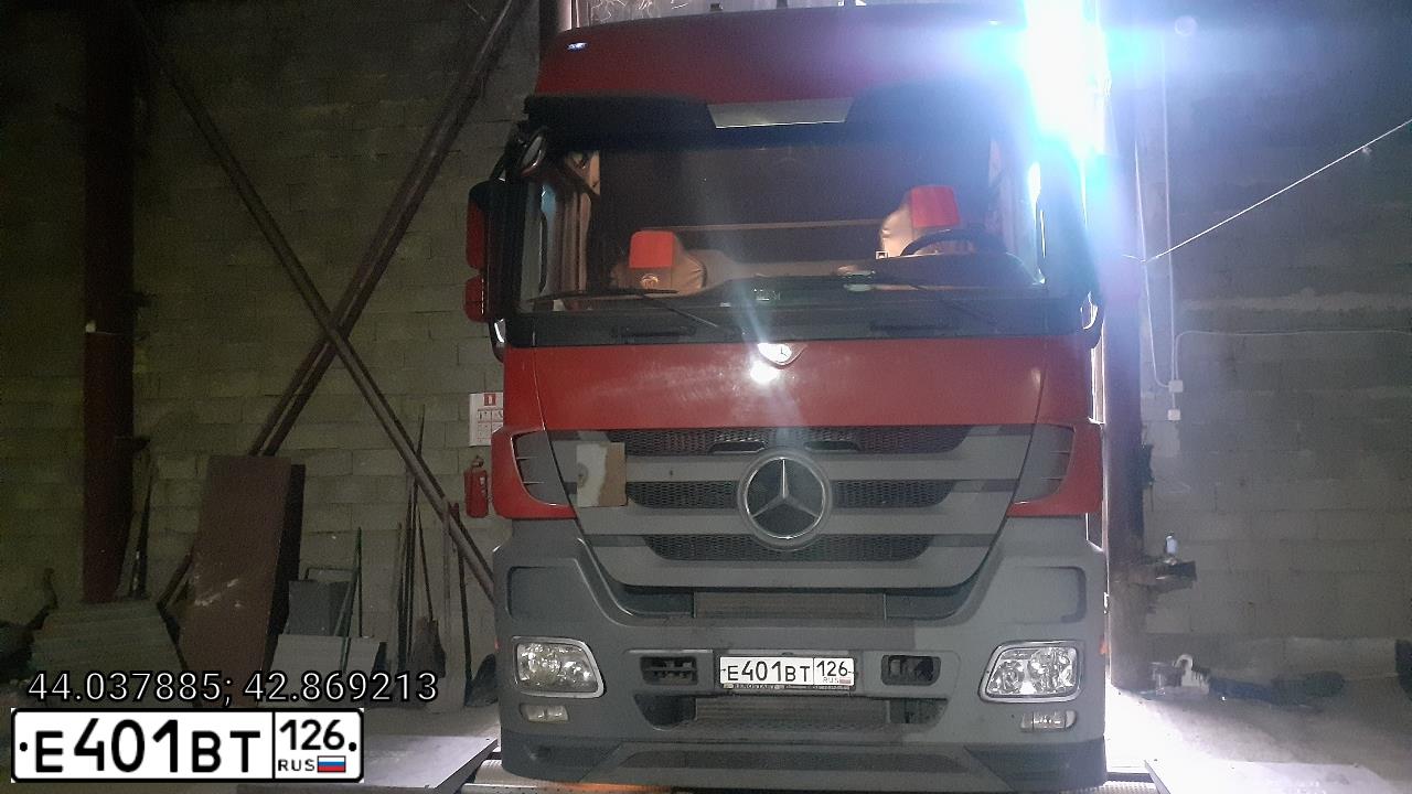Фото автомобиля MERCEDES ACTROS, 2013 — госномер Е401ВТ126. Цвет: Красный