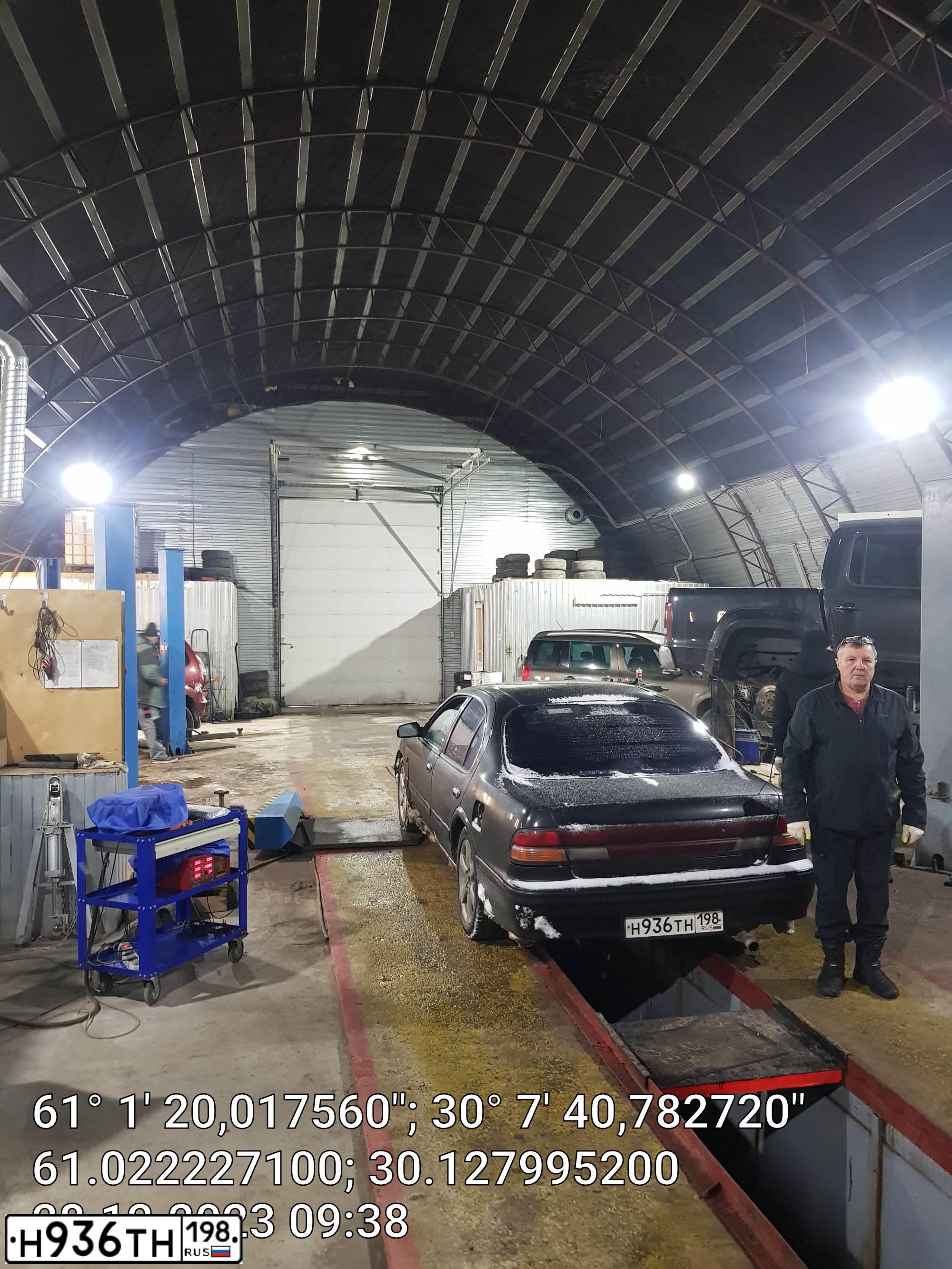 Фото автомобиля NISSAN MAXIMA, 1997 — госномер Е572ЕН147. Цвет: ЧЕРНЫЙ