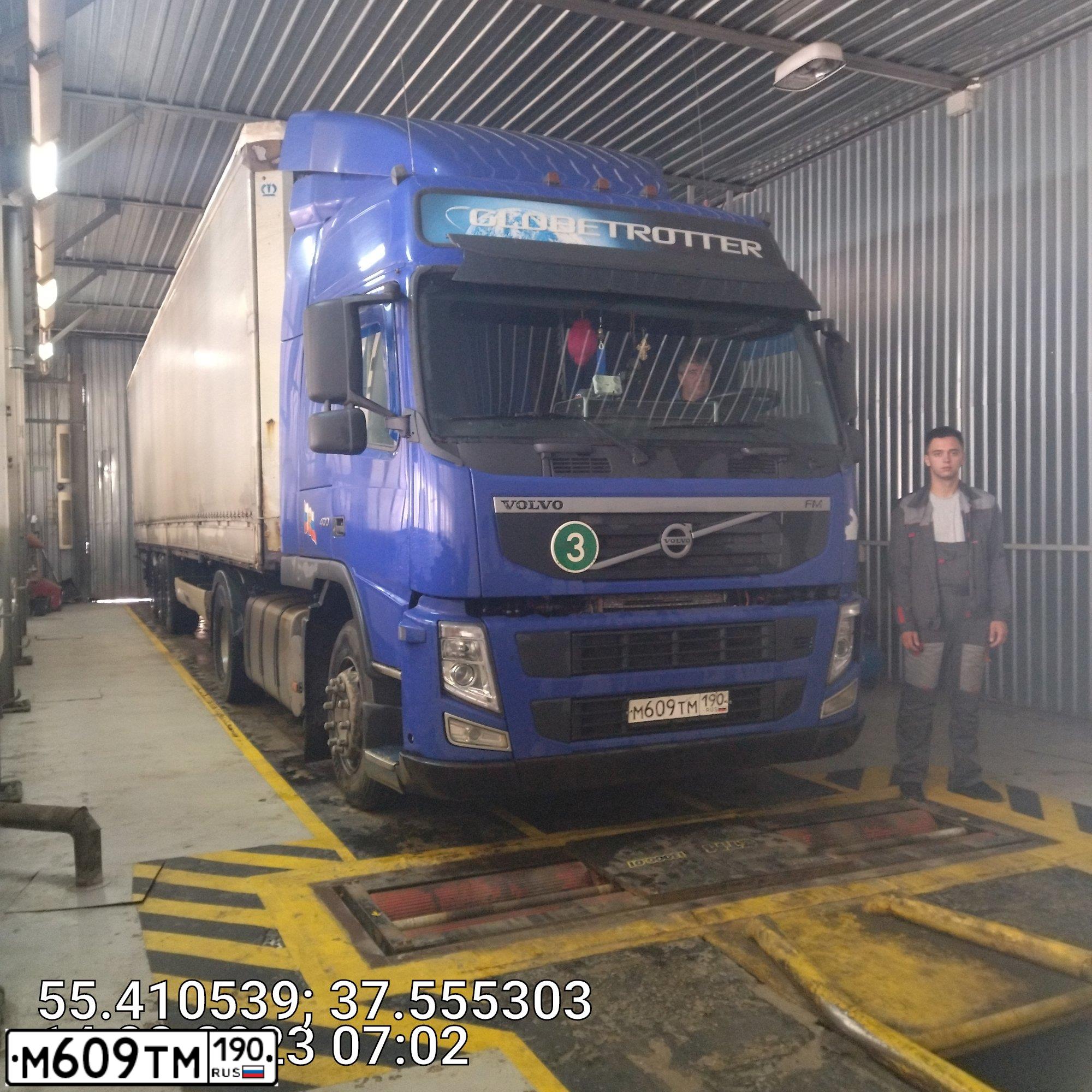 Фото автомобиля VOLVO FM, 2012 — госномер А578КТ105. Цвет: синий