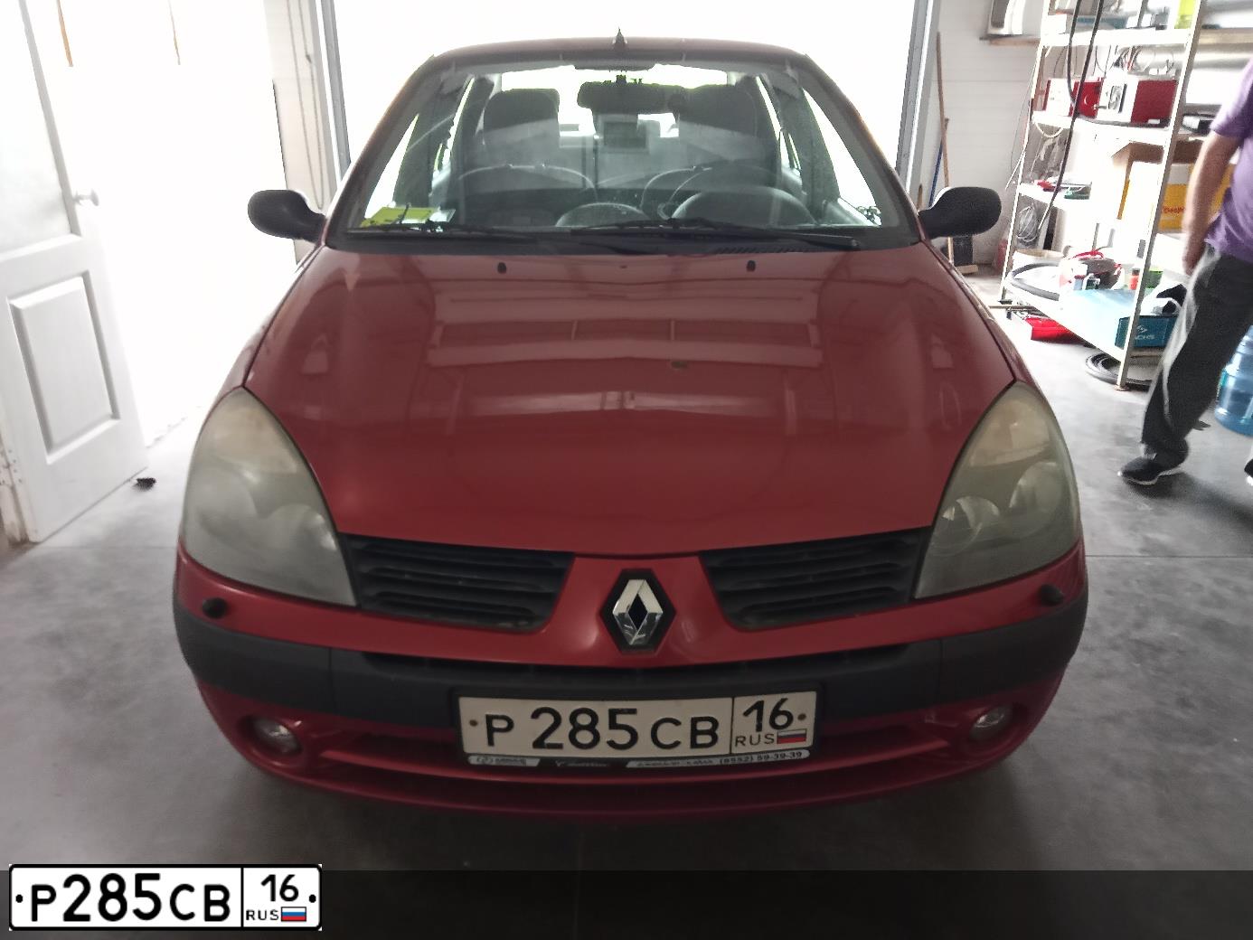 Фото автомобиля RENAULT SYMBOL, 2005 — госномер Р285СВ16. Цвет: КРАСНЫЙ