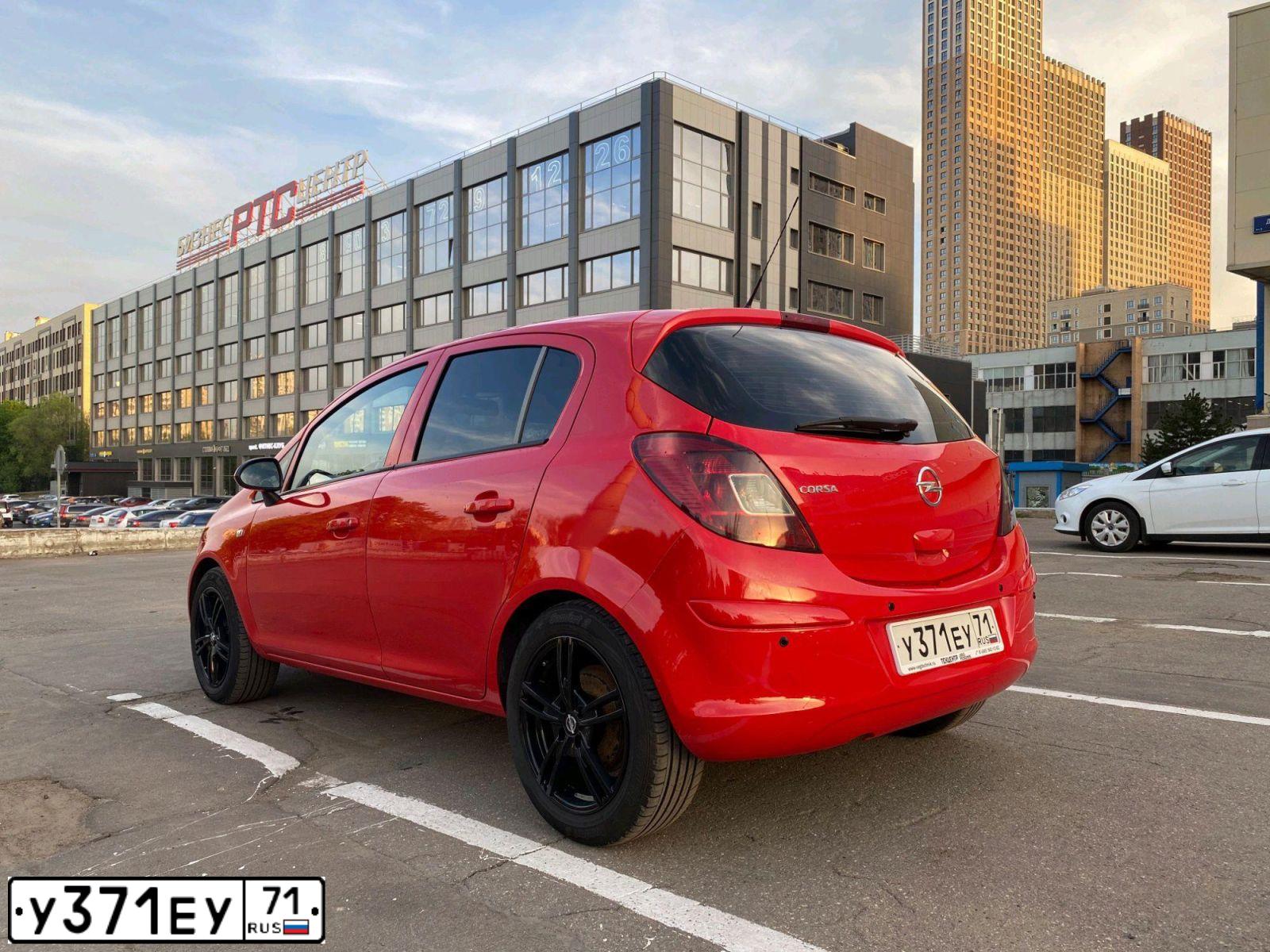 Фото автомобиля OPEL CORSA, 2012 — госномер К803УО799. Цвет: Красный
