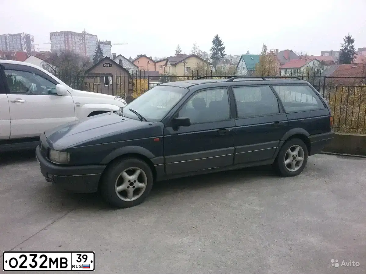 Фото автомобиля TOYOTA YARIS, 2002 — госномер О232МВ39. Цвет: СИНИЙ