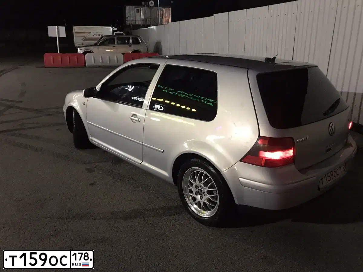 Фото автомобиля VOLKSWAGEN GOLF, 1999 — госномер В792ХВ47. Цвет: СЕРЕБРИСТЫЙ
