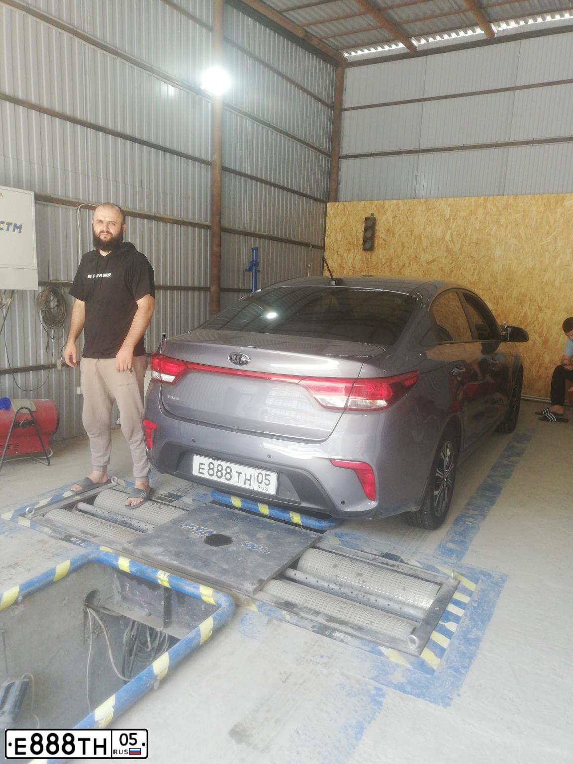 Фото автомобиля KIA RIO, 2019 — госномер С593СУ05. Цвет: СЕРЫЙ