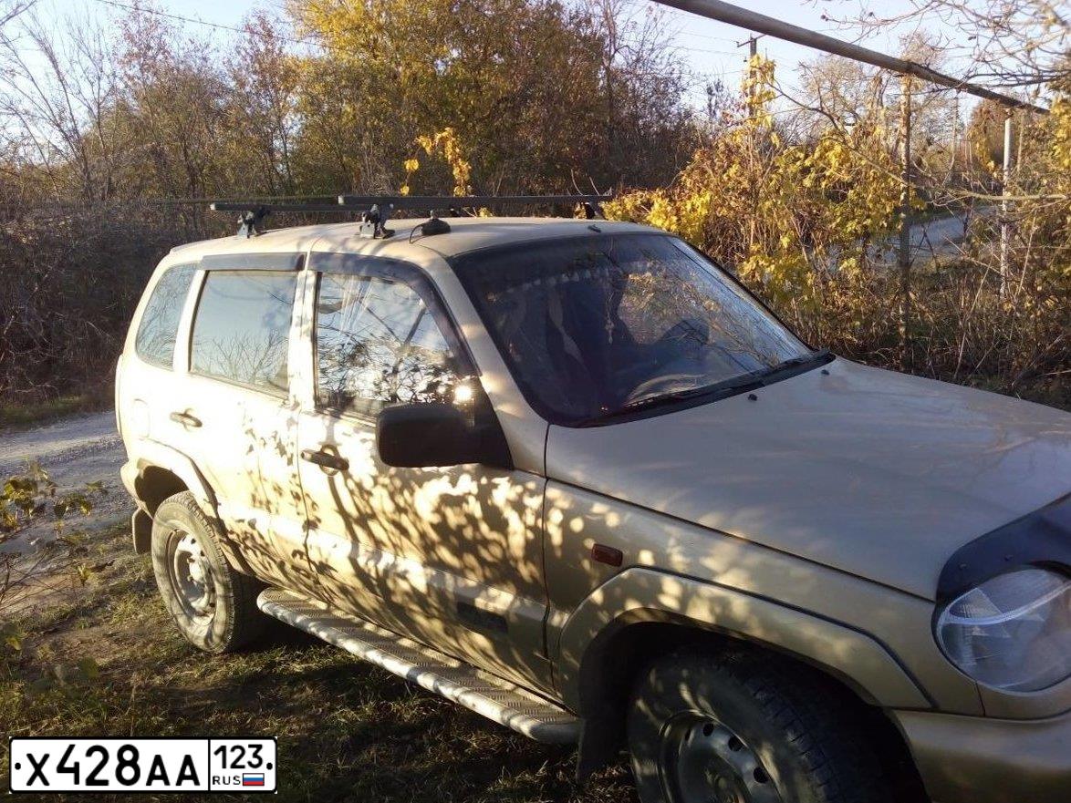 Фото автомобиля CHEVROLET NIVA, 2004 — госномер Х428АА123. Цвет: БЕЖЕВЫЙ МЕТАЛЛИК