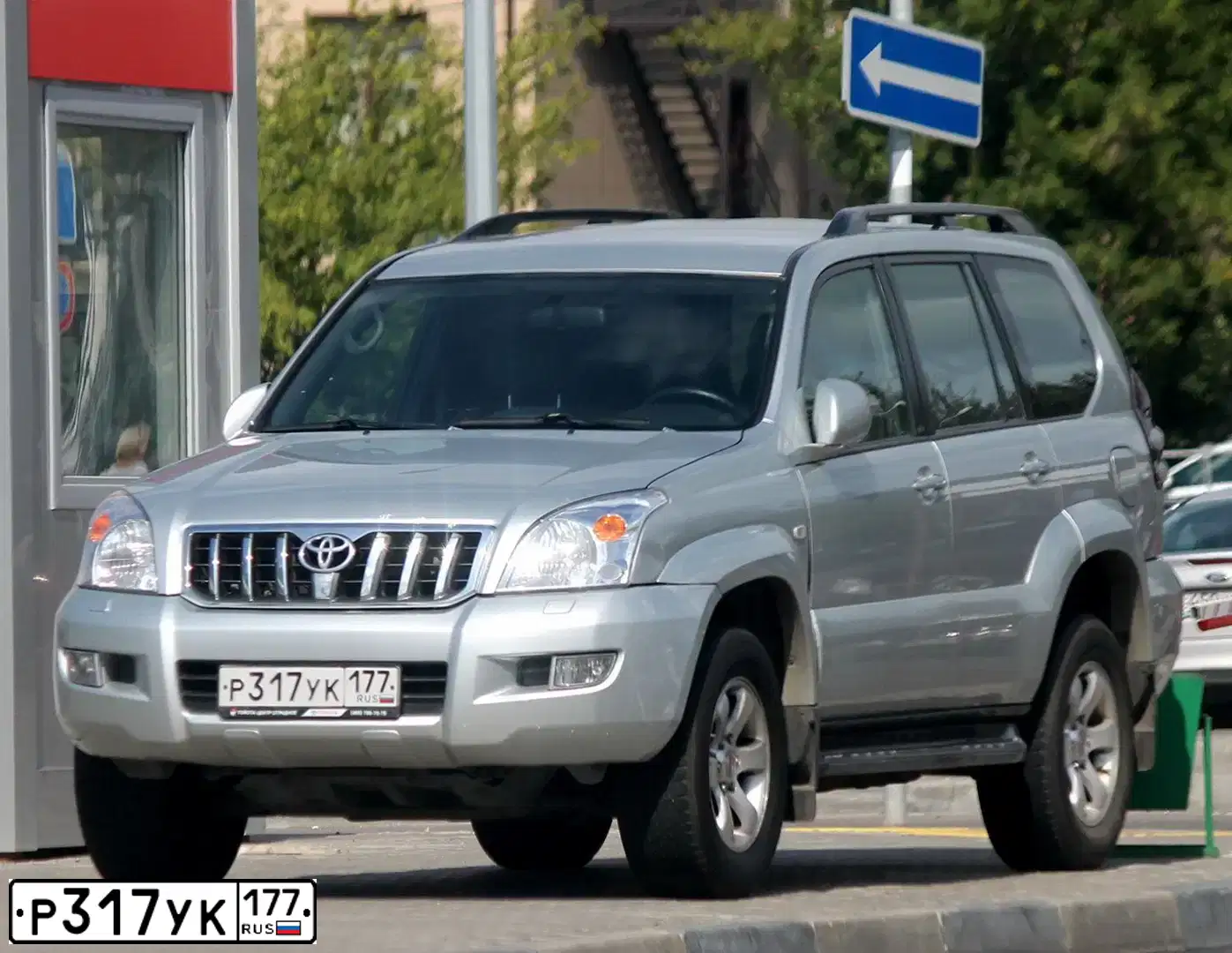 Фото автомобиля TOYOTA LANDCRUISER, 2007 — госномер М040СЕ77. Цвет: СЕРЫЙ СВЕТЛЫЙ