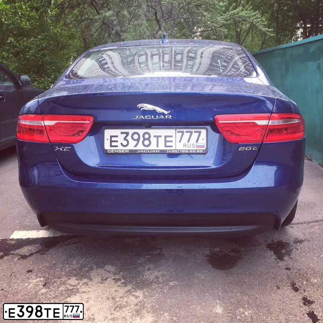 Фото автомобиля JAGUAR XE-SERIE, 2016 — госномер Е398ТЕ777. Цвет: синий
