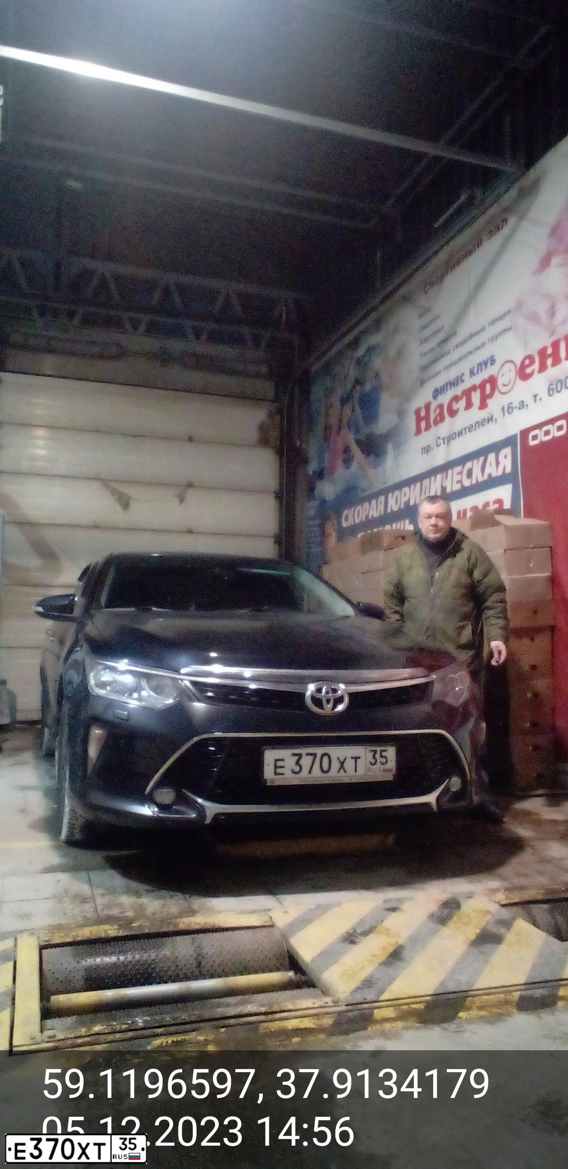 Фото автомобиля TOYOTA CAMRY, 2017 — госномер Е370ХТ35. Цвет: ЧЕРНЫЙ МЕТАЛЛИК