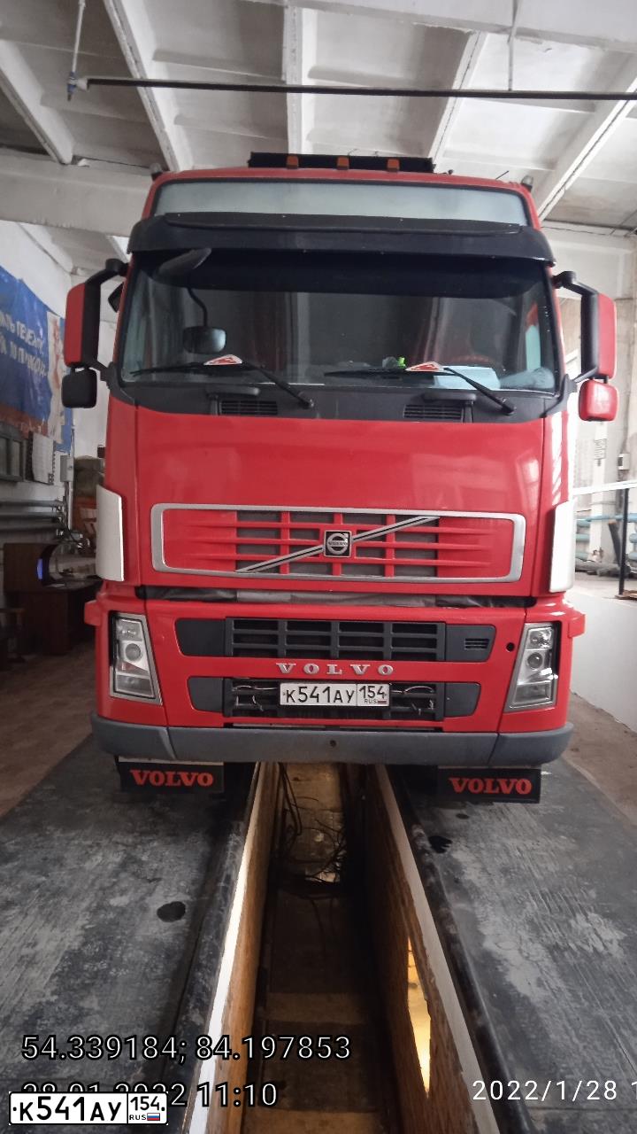 Фото автомобиля VOLVO SERIE FH /4X2/, 2008 — госномер К541АУ154. Цвет: Красный