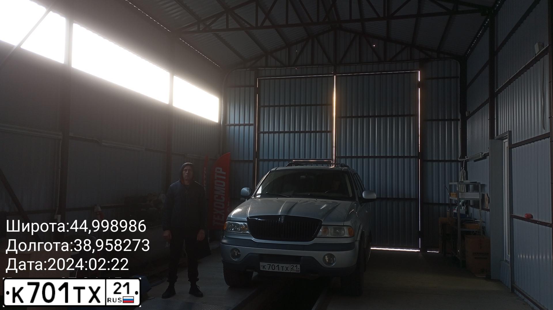 Фото автомобиля LINCOLN NAVIGATOR, 1997 — госномер Х666ХА99. Цвет: Белый