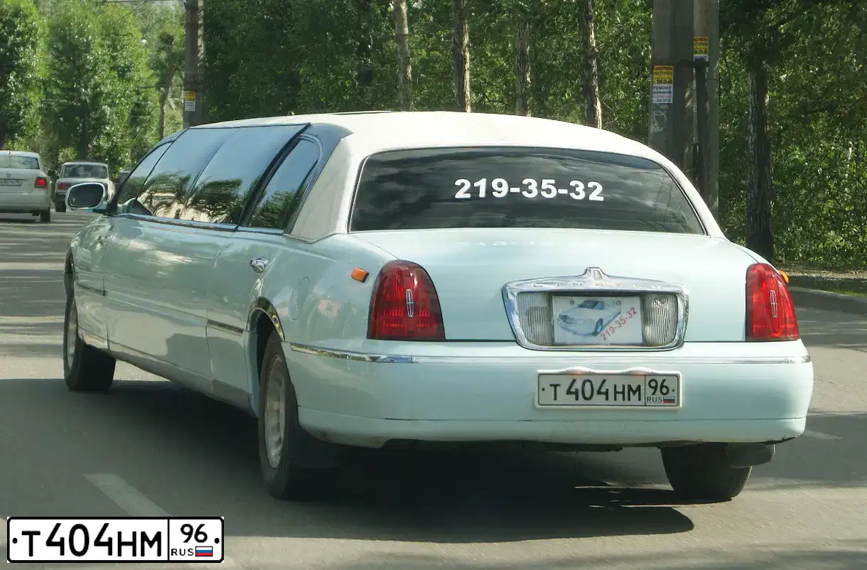 Фото автомобиля LINCOLN TOWN CAR, 1999 — госномер М104ТА702. Цвет: Белый
