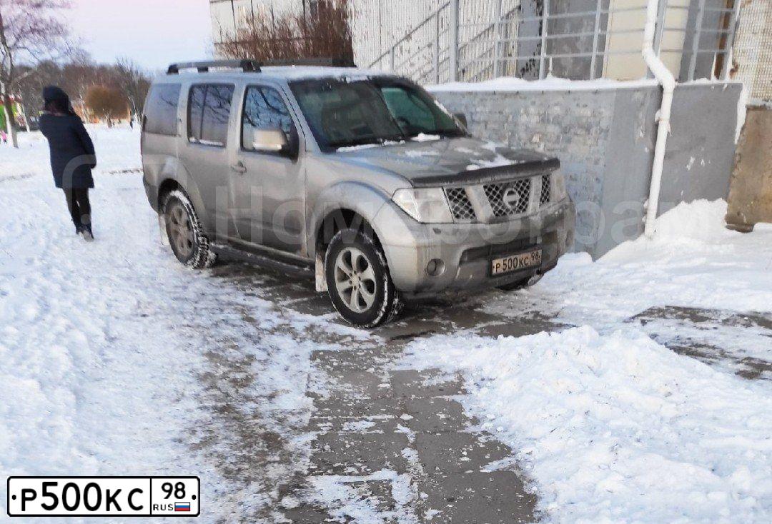 Фото автомобиля NISSAN PATHFINDER, 2007 — госномер В575НО761. Цвет: СЕРЫЙ