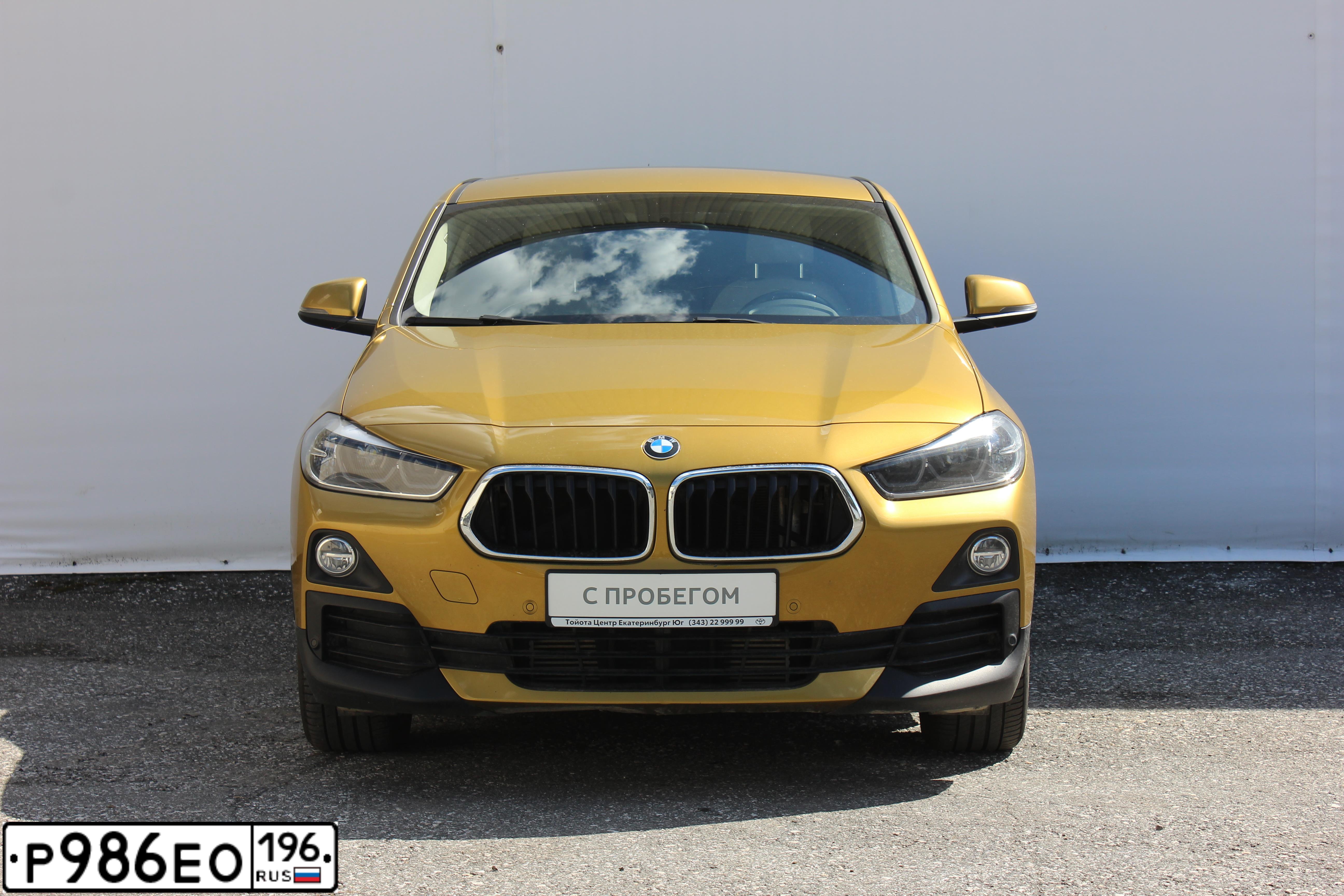 Фото автомобиля BMW X2, 2019 — госномер Х466ЕС196. Цвет: ЗОЛОТОЙ