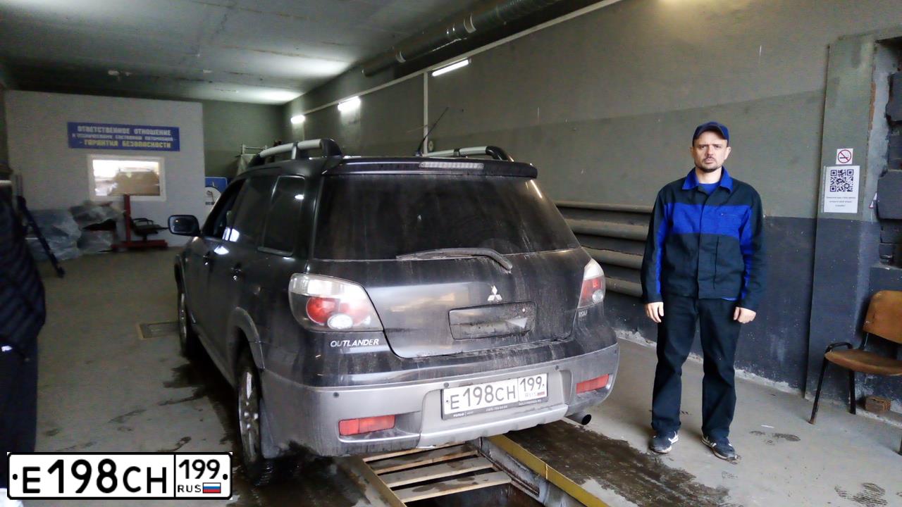 Фото автомобиля MITSUBISHI OUTLANDER, 2005 — госномер Е456ЕО11. Цвет: ЧЕРНЫЙ