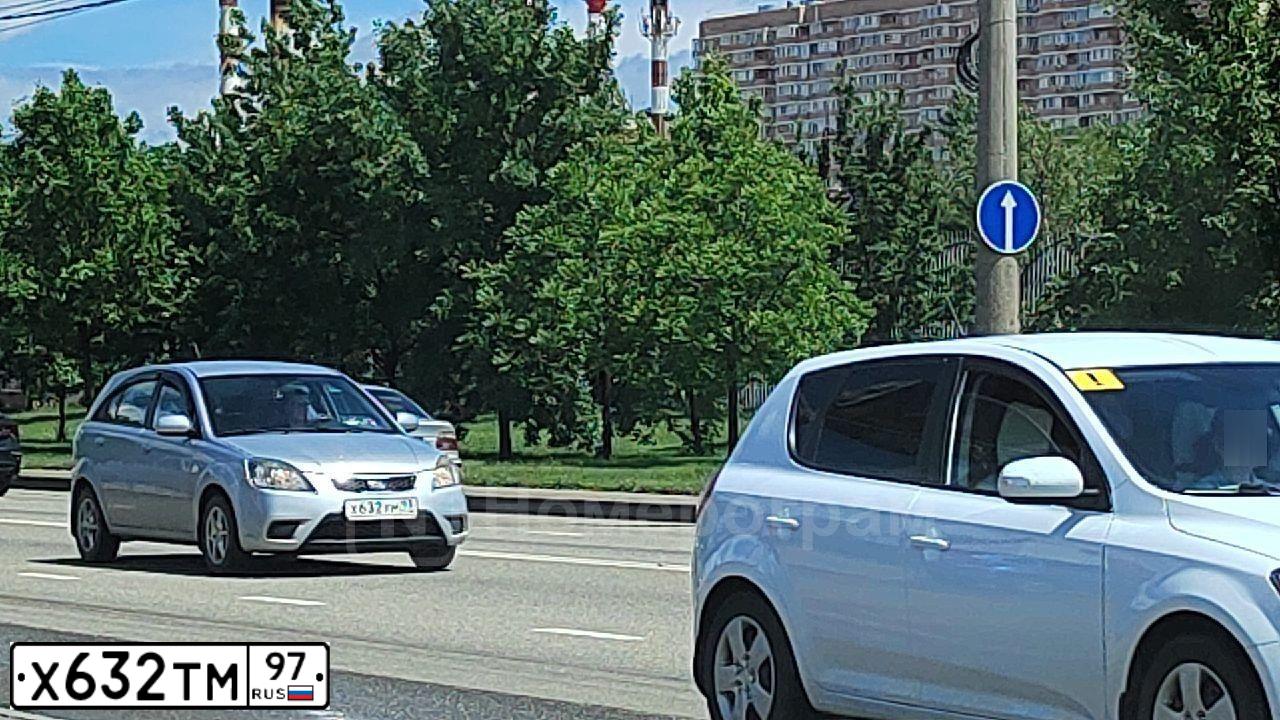 Фото автомобиля VOLKSWAGEN TOUAREG, 2004 — госномер У106УО790. Цвет: СЕРЫЙ