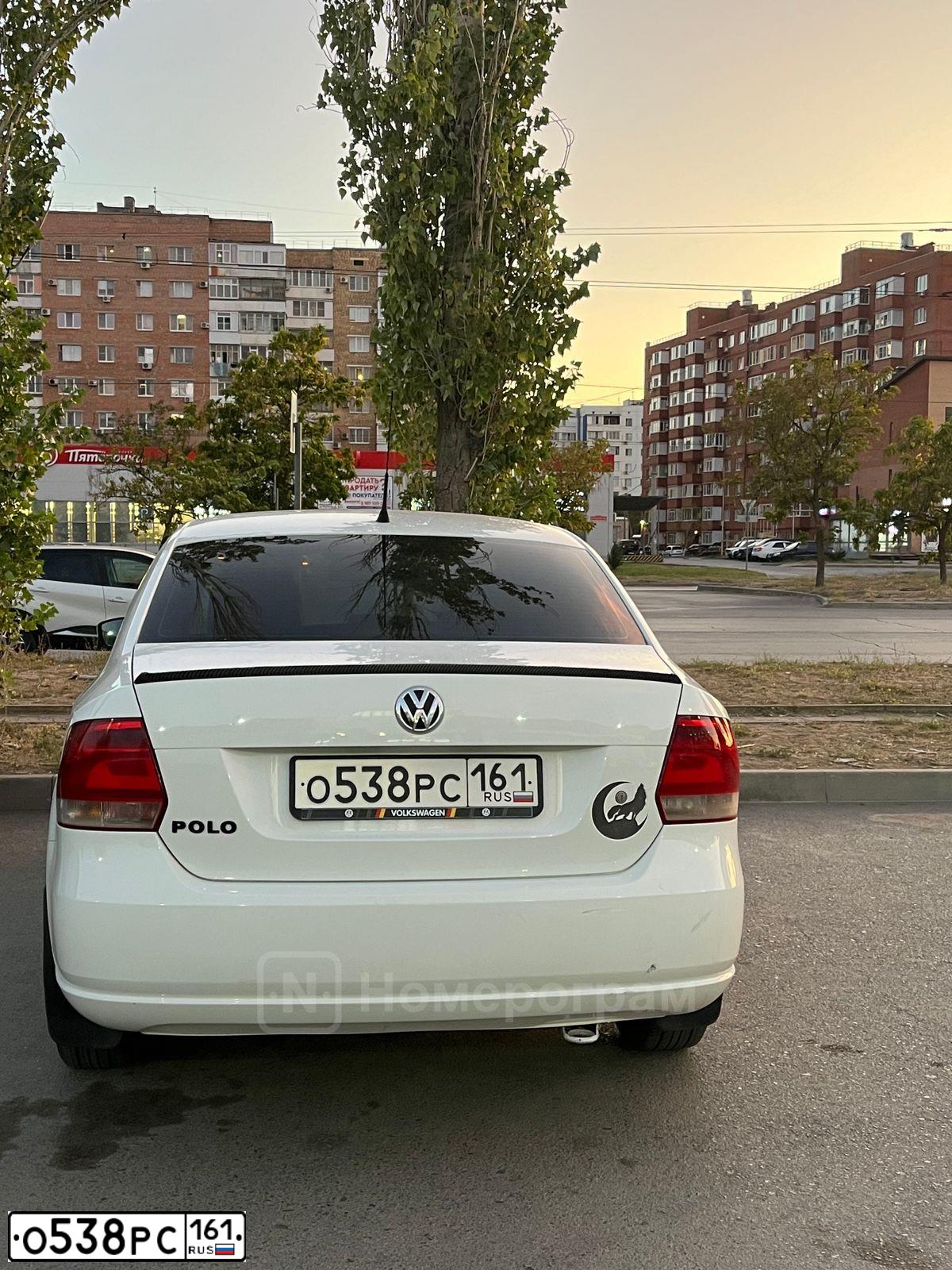 Фото автомобиля VOLKSWAGEN POLO, 2012 — госномер О538РС161. Цвет: Белый