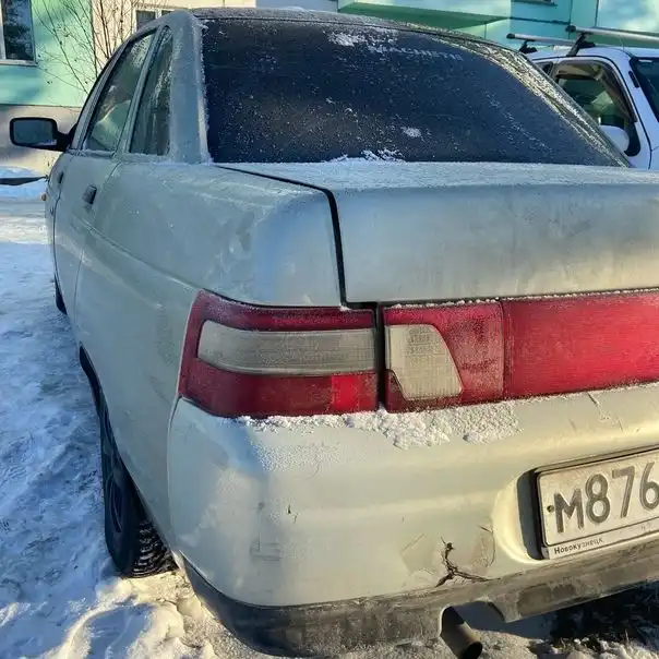 Фото автомобиля LADA 2110, 2002 — госномер М876ЕС142. Цвет: СЕРЕБРИСТО-ЖЕЛТО-ЗЕЛЕНЫЙ