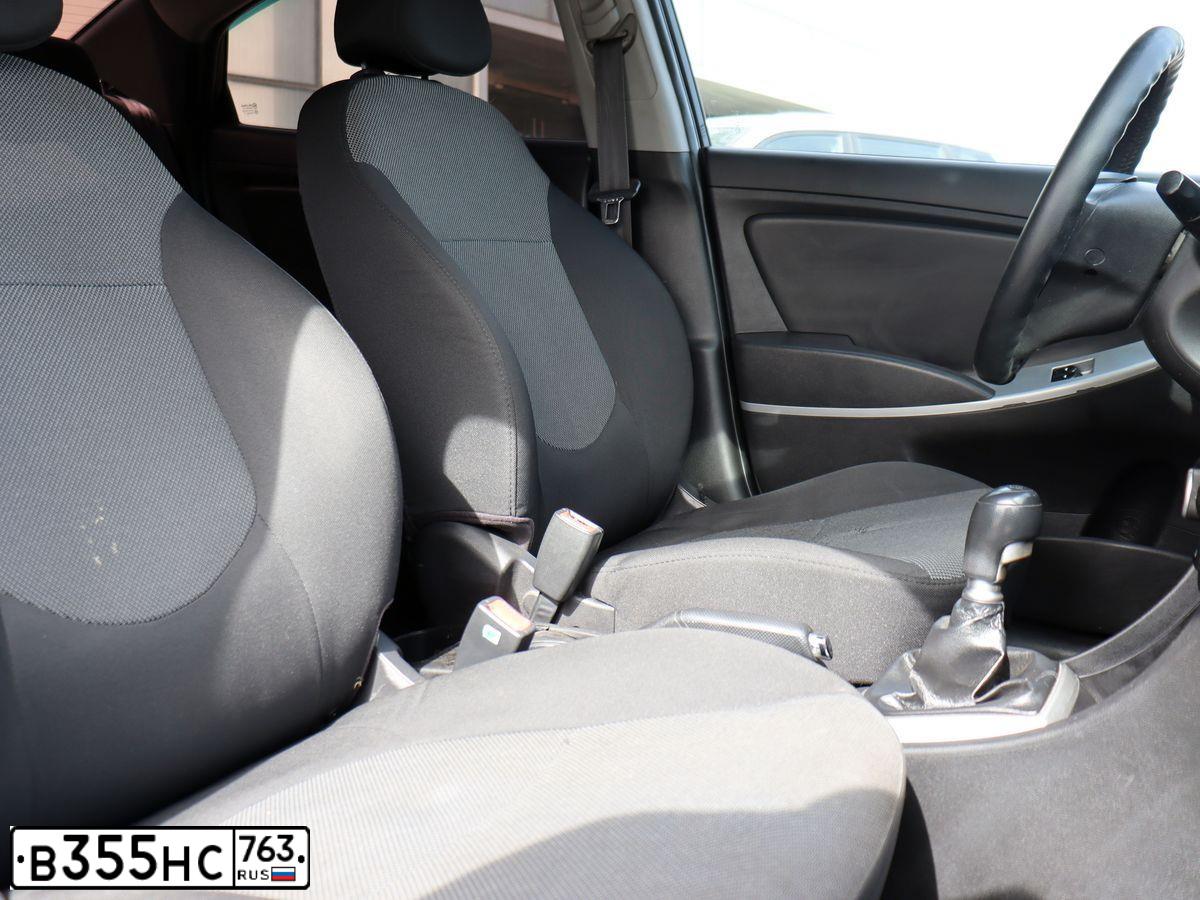 Фото автомобиля HYUNDAI SOLARIS, 2013 — госномер Х114УМ47. Цвет: ЧЕРНЫЙ