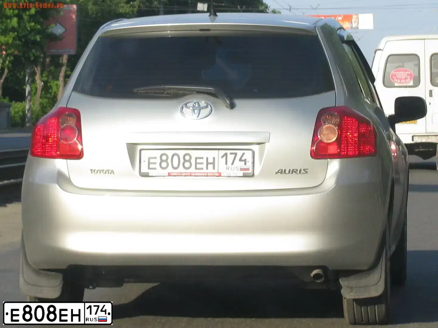 Фото автомобиля TOYOTA AURIS, 2008 — госномер Е808ЕН174. Цвет: серебристый