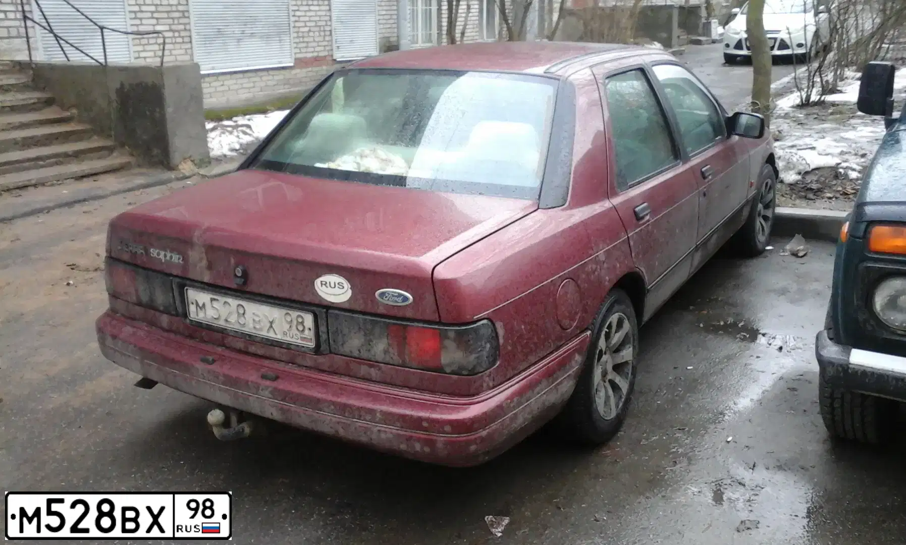 Фото автомобиля FORD SIERRA, 1989 — госномер М528ВХ98. Цвет: ВИШНЕВЫЙ