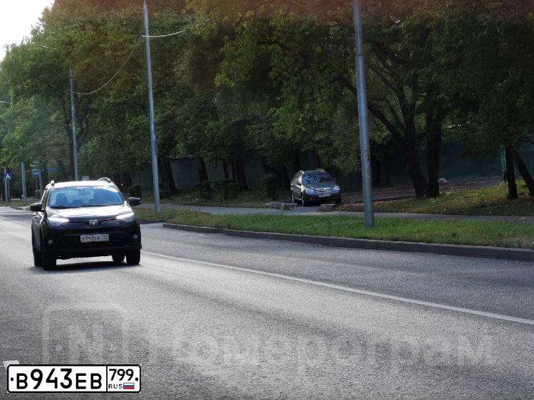 Фото автомобиля TOYOTA RAV4, 2018 — госномер В943ЕВ799. Цвет: ЧЕРНЫЙ МЕТАЛИК