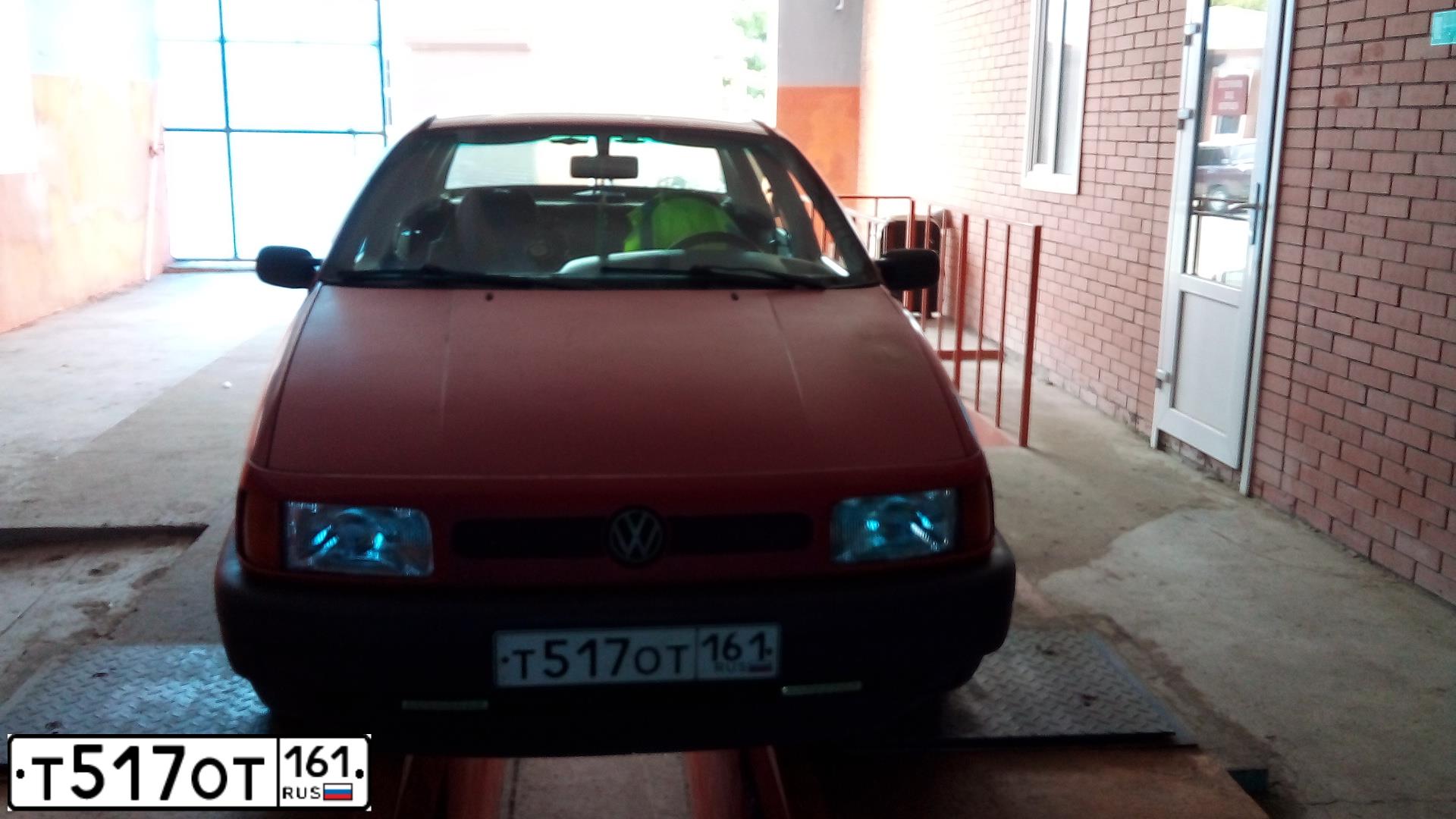 Фото автомобиля VOLKSWAGEN PASSAT, 1989 — госномер Т517ОТ161. Цвет: Красный