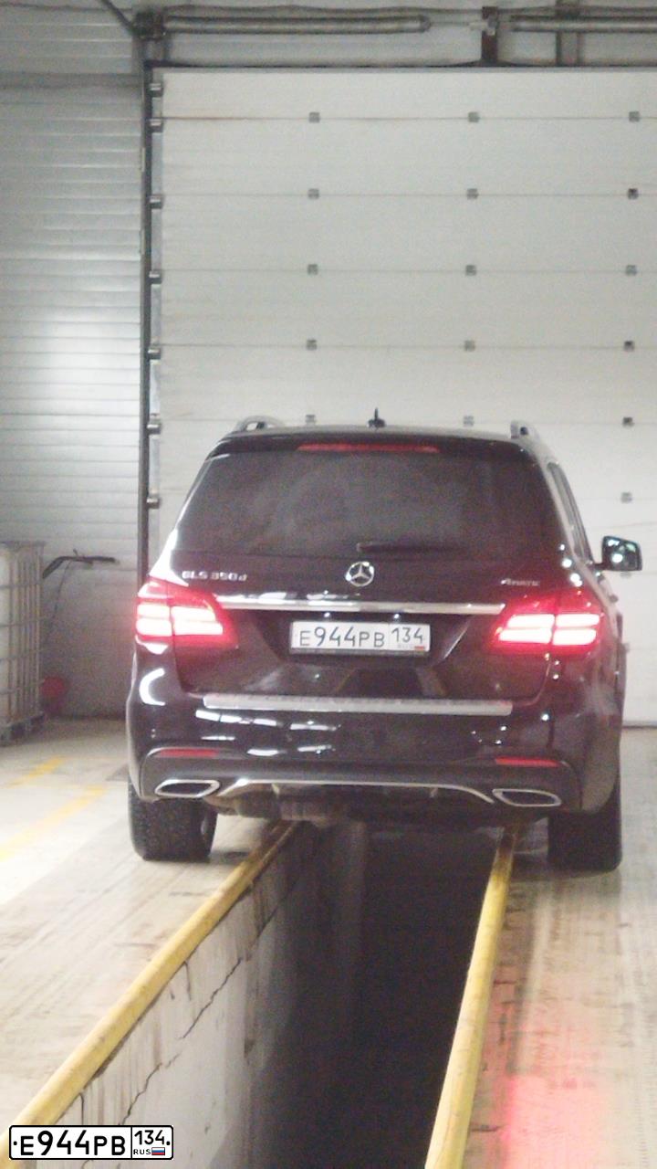 Фото автомобиля MERCEDES GL-KLASSE, 2018 — госномер Е944РВ134. Цвет: ЧЕРНЫЙ