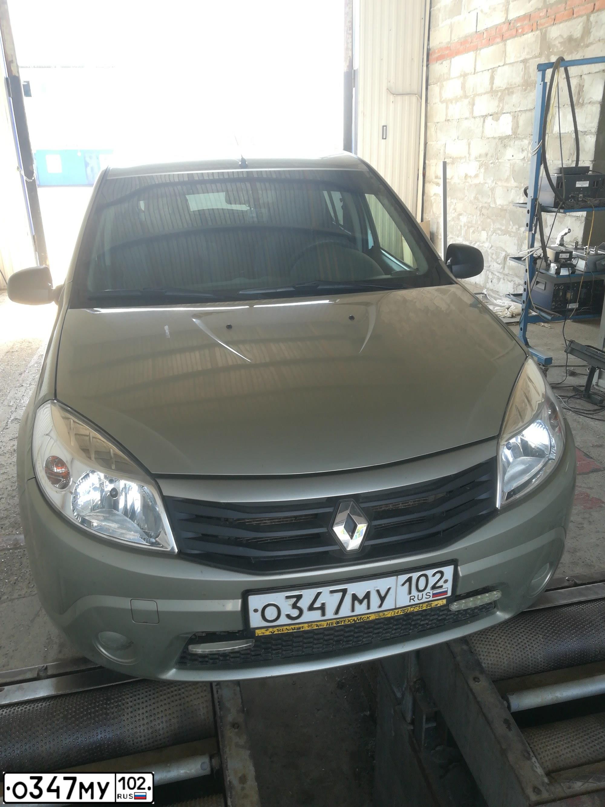 Фото автомобиля RENAULT SANDERO, 2013 — госномер О347МУ102. Цвет: БЕЖЕВЫЙ