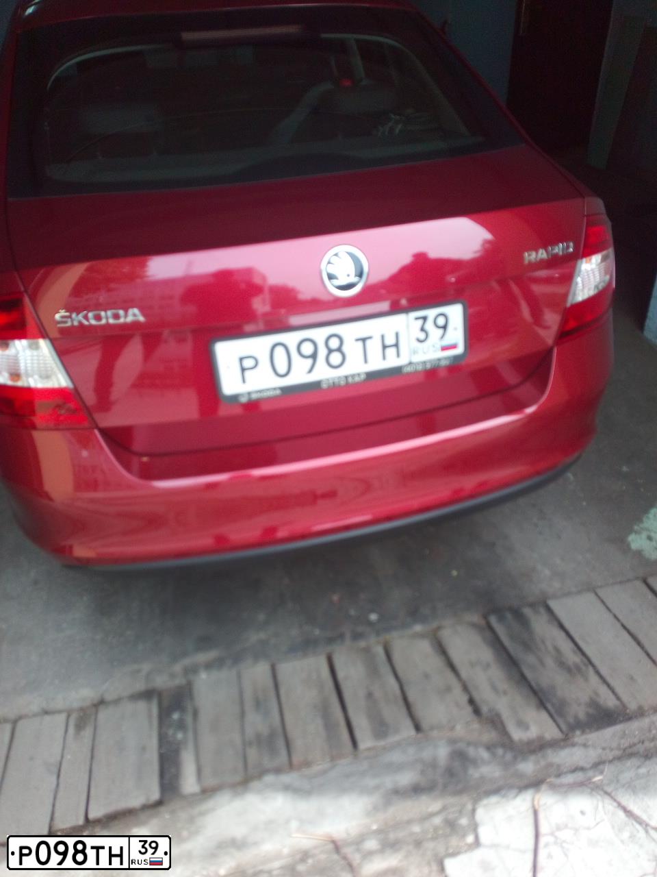 Фото автомобиля SKODA RAPID, 2015 — госномер Р098ТН39. Цвет: ВИШНЕВО-КРАСНЫЙ