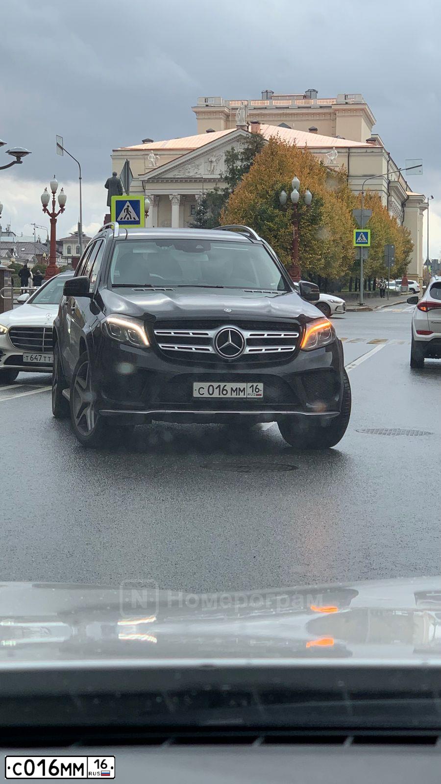 Фото автомобиля MERCEDES GL-KLASSE, 2017 — госномер С016ММ16. Цвет: ЧЕРНЫЙ