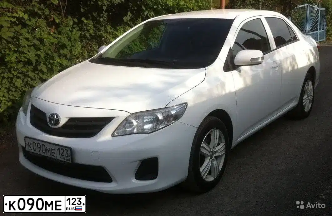 Фото автомобиля TOYOTA COROLLA, 2013 — госномер В824ХО161. Цвет: БЕЛЫЙ