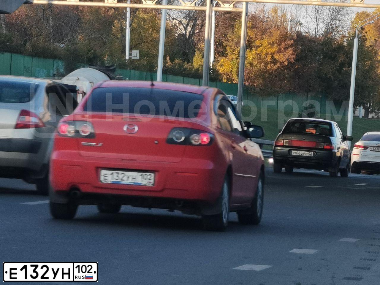 Фото автомобиля MAZDA 3, 2008 — госномер Е132УН102. Цвет: Красный