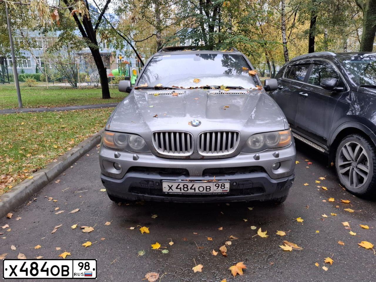 Фото автомобиля BMW X5, 2005 — госномер Х484ОВ98. Цвет: СЕРЫЙ