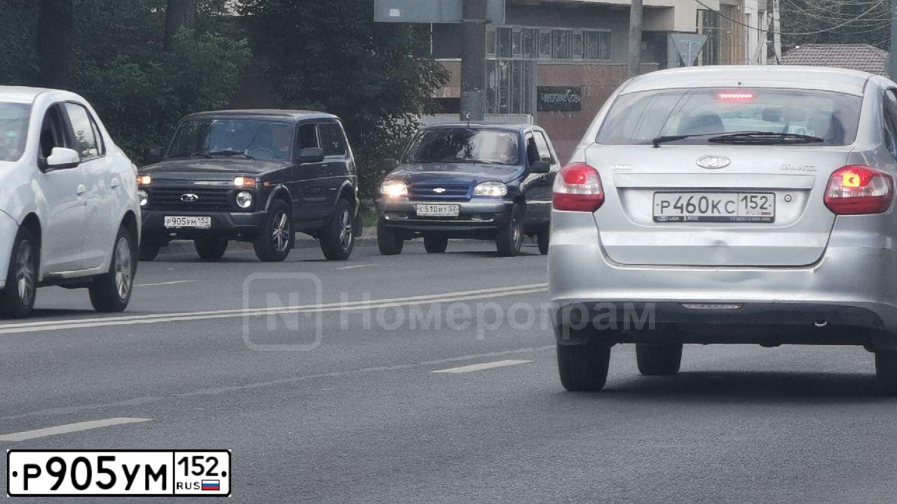 Фото автомобиля LADA 2121 NIVA, 2019 — госномер Р905УМ152. Цвет: серебристо темно серый