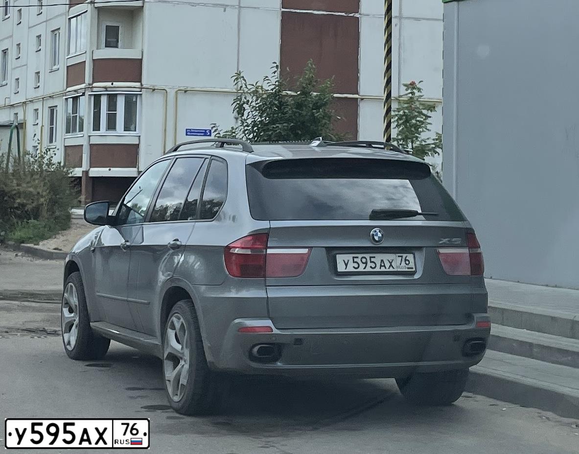 Фото автомобиля BMW X5, 2008 — госномер У595АХ76. Цвет: СЕРЫЙ