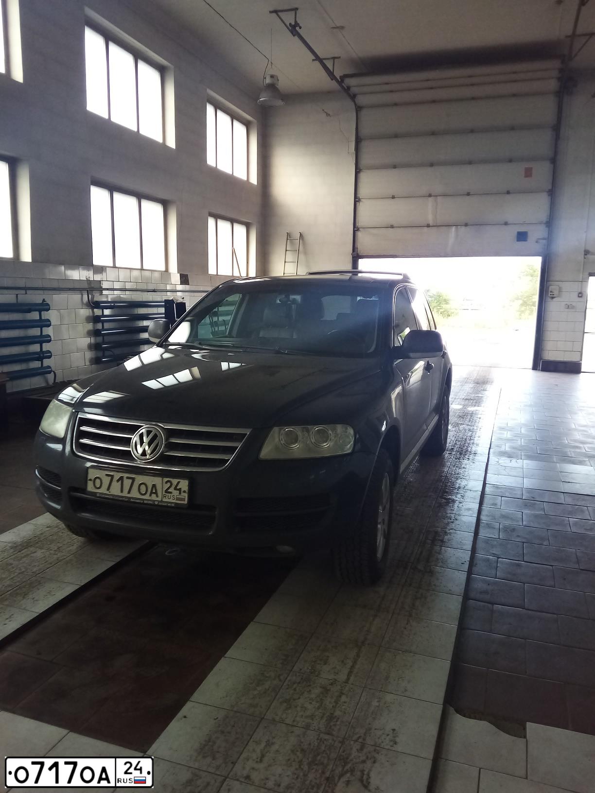 Фото автомобиля VOLKSWAGEN TOUAREG, 2004 — госномер У374РХ124. Цвет: ЧЕРНЫЙ