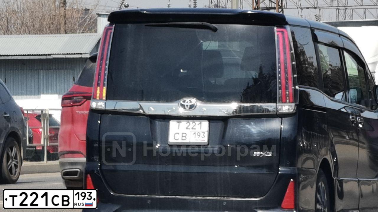 Фото автомобиля TOYOTA NOAH TOYOTA NOAH, 2019 — госномер Т221СВ193. Цвет: Черный