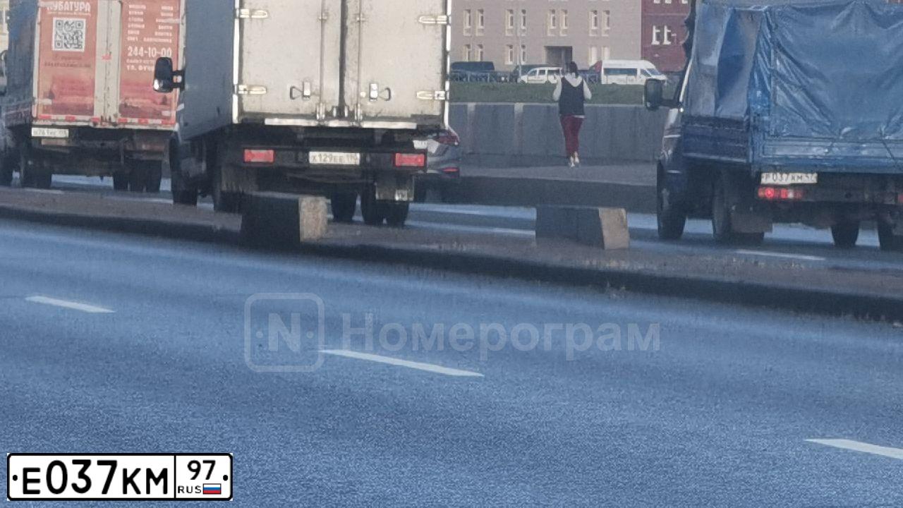 Фото автомобиля PEUGEOT 406, 1996 — госномер С355ВН150. Цвет: СЕРЕБРИСТЫЙ